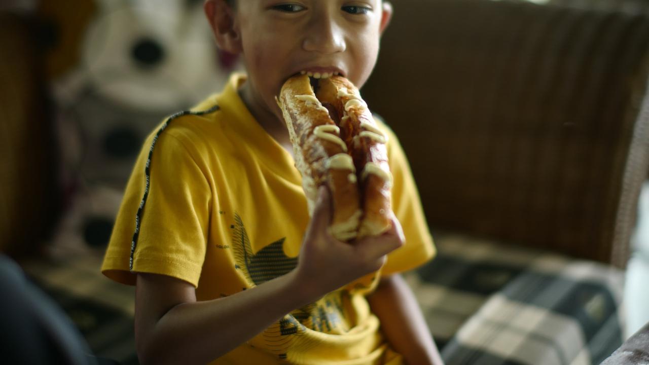 Anak Makan Sosis