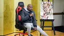 Floyd Mayweather Jr mendengarkan pertanyaan awak media selama konferensi pers di Tokyo (29/12). Mayweather akan melawan kickboxer Jepang Tenshin Nasukawa dalam pertandingan eksibisi tiga putaran di Jepang pada Malam Tahun Baru. (AP Photo/Eugene Hoshiko)