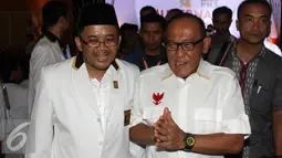 Ketua Umum Golkar versi Munas Bali Aburizal Bakrie (kanan) tiba menghadiri Mukernas ke-IV PKS di Depok, Selasa (3/11). PKS menggelar Musyawarah Kerja nasional (Mukernas) ke-4 yang beragendakan pembahasan 70 program pelayanan. (Liputan6.com/Yoppy Renato)