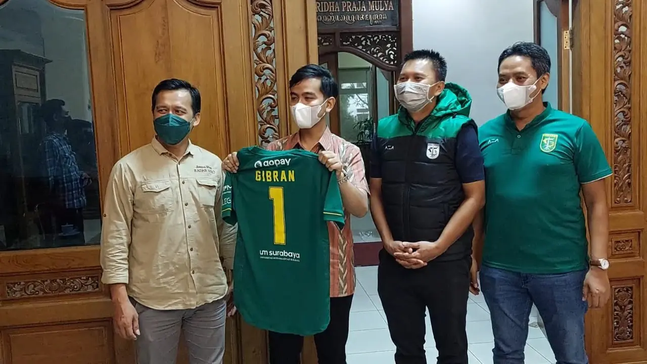 Presiden Klub Persebaya, Azrul Ananda bersama Gibran Rakabuming Raka