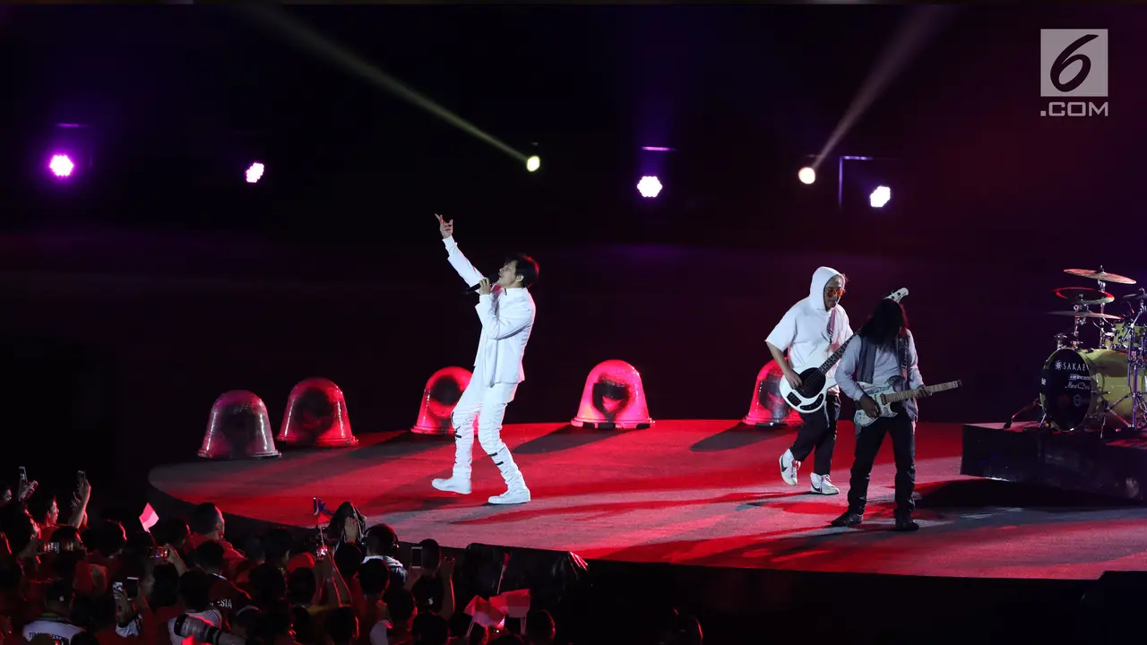 Aksi Enerjik Grup Band GIGI di Penutupan Asian Games 2018