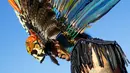 Seorang Pria bersiap menari saat perayaan "pow-wow" dalam Hari Festival Masyarakat Pribumi di Randalls Island, New York, Minggu (11/10/2015). Festival ini diadakan untuk mempromosikan kebudayaan dan sejarah penduduk asli Amerika. (REUTERS/Eduardo Munoz)