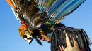Seorang Pria bersiap menari saat perayaan "pow-wow" dalam Hari Festival Masyarakat Pribumi di Randalls Island, New York, Minggu (11/10/2015). Festival ini diadakan untuk mempromosikan kebudayaan dan sejarah penduduk asli Amerika. (REUTERS/Eduardo Munoz)