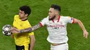 Pemain Borussia Dortmund, Mateu Morey, berebut bola dengan pemain Sevilla, Lucas Ocampos, pada laga Liga Champions di Stadion Signal Iduna Park, Rabu (10/3/2021). Kedua tim bermain imbang 2-2. (AP Photo/Martin Meissner, Pool)