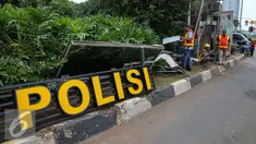 Pekerja mulai merenovasi pos Polisi Sarinah, Jakarta, Jumat (15/1/2016). Pasca teror bom di Pos Polisi Sarinah yang hancur, mulai dibersihkan dan diperbaiki. (Liputan6.com/Faizal Fanani)