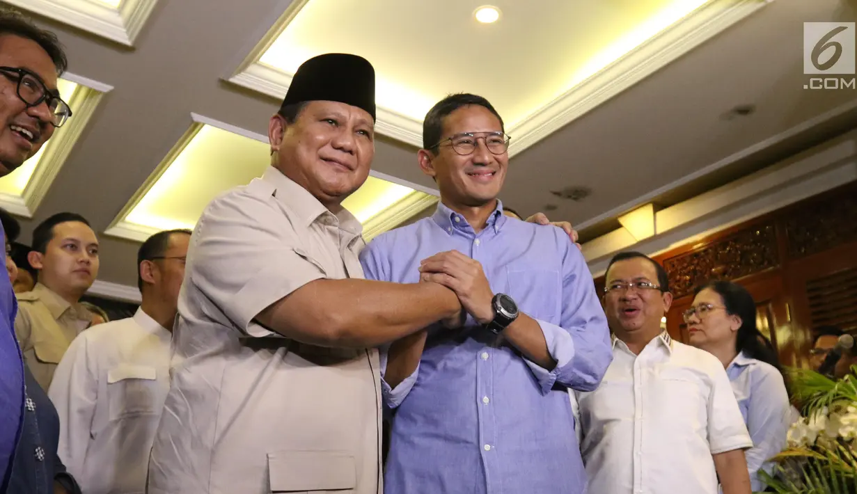Capres nomor urut 02 Prabowo Subianto (kiri) berjabat tangan dengan cawapres Sandiaga Uno usai memberi ketarangan terkait hasil putusan Mahkamah Konstitusi (MK), Jakarta, Kamis (27/6/2019). MK tak menemukan bukti terkait ketidaknetralan aparatur negara dalam Pilpres 2019. (Liputan6.com/Angga Yuniar)