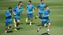 Striker Real Madrid, Cristiano Ronaldo bersama rekannya melakukan sesi latihan jelang laga Liga Champions di Madrid, Selasa (12/9/2017). Real Madrid akan berhadapan dengan  Apoel FC. (AFP/Pierre-Philippe Marcou)