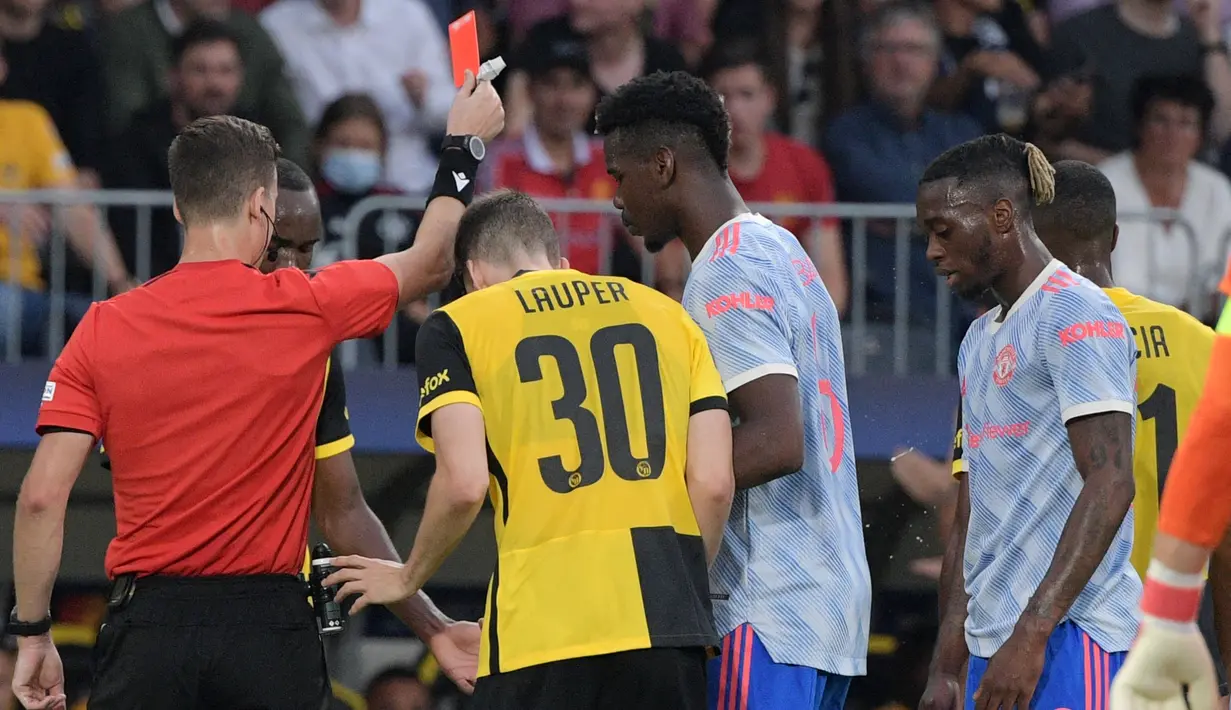 Aaron Wan-Bissaka - Bek Setan Merah ini diusir wasit ketika Manchester United menelan kekalahan 1-2 dari Young Boys pada laga pembuka Liga Champions musim ini. (AFP/Sbastian Bozon)