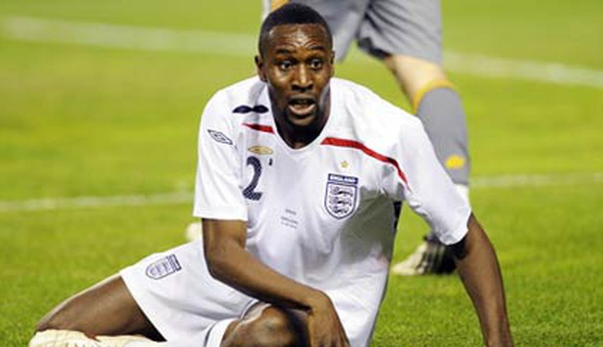 England's forward Carlton Cole reacts during a friendly football match against Spain at the Ramon Sanchez Pizjuan in Sevilla stadium on February 11, 2009. Spain won 2-0. AFP PHOTO / CRISTINA QUICLER 
