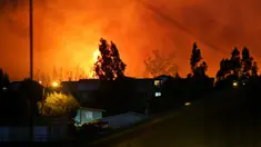 Kobaran api terlihat di kawasan Dichato Chili, Senin (30/1). Chili saat ini sedang berjuang melawan kebakaran terburuk dalam sejarah negara mereka. (AP Photo / Esteban Felix)