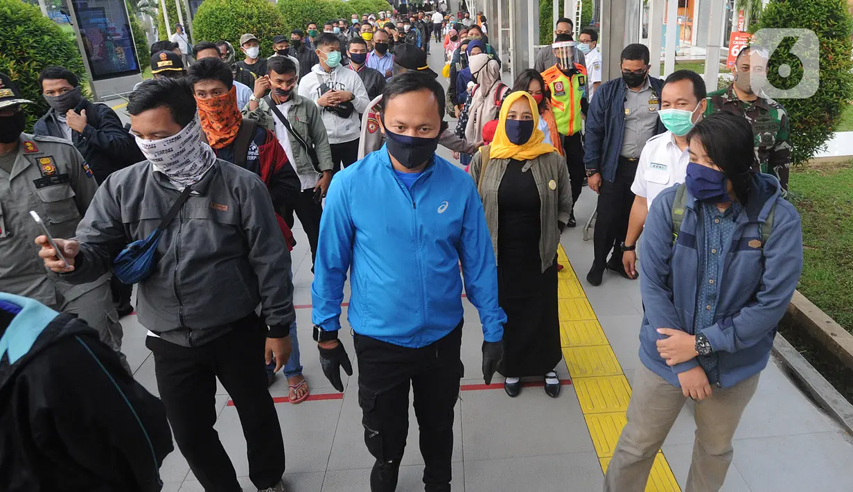 Wali Kota Bogor Bima Arya (tengah) saat meninjau Stasiun Bogor, Jawa Barat, Selasa (9/6/2020). Bima Arya mengunjungi Stasiun Bogor untuk melihat kesiapan aparat keamanan mengantisipasi antrean panjang serta penerapan protokol kesehatan pada penumpang KRL. (merdeka.com/Arie Basuki)