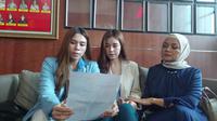 Betharia Sonata ibunda Leon Dozan bersama Rinoa Aurora Senduk dan ibunya, Yuliana di Polres Metro Jakarta Pusat, Senin (4/12/2023). (Dok. via M. Altaf Jauhar)
