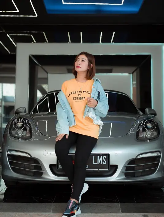 Meski sudah jadi istri dan ibu tiga anak, Delta Hesti selalu memperhatikan penampilannya. Di berbagai momen, ia tampil simpel namun tetap stylish dengan gaya kasual. Kali ini Delta Hesti mengenakan kaus yang dipadukan dengan jaket denim dan celana jeans. (Liputan.com/IG/@deltahesti)