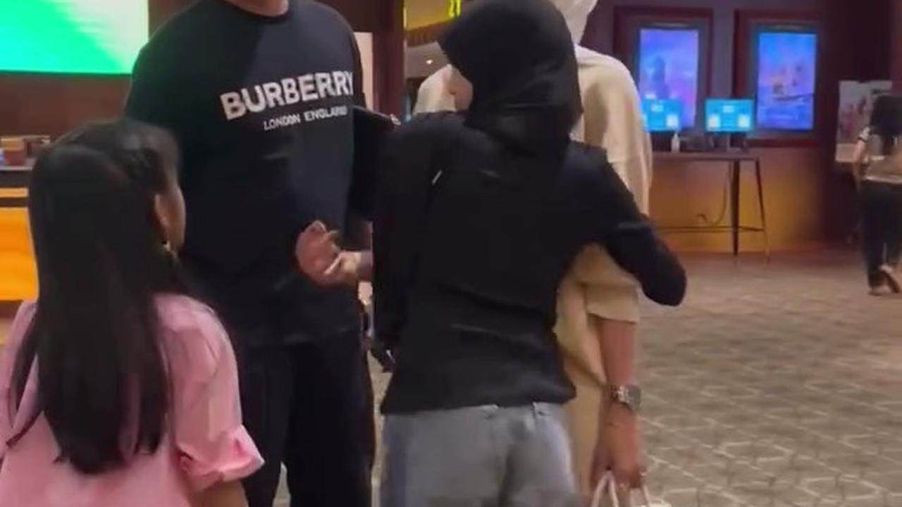 7 Potret Olla Ramlan dan Mantan Suami Nonton Bareng Bersama Anak, Tetap Akur meski Sudah Bercerai