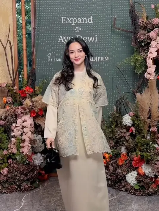 Ririn Ekawati tampil serba coklat dengan inner panjang dipadukan outer lengan pendek berbordir sambil membawa tas hitamnya. [@ririnekawati]