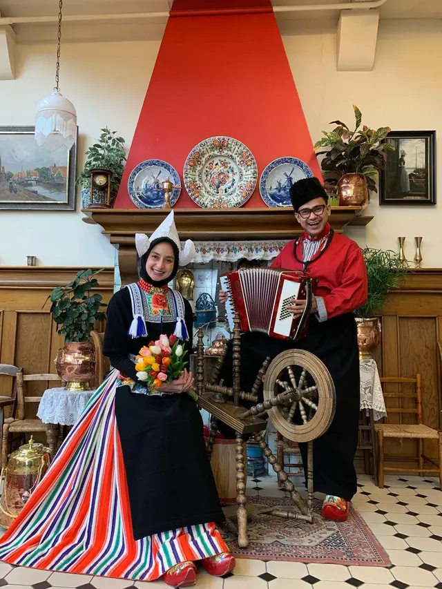 Potret mesra Ramzi dan istri