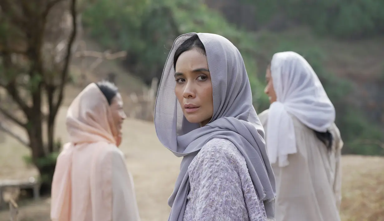 Dalam Qodrat, Marsha Timothy memerankan Yasmin, janda dua anak yakni Asha (Maudy Effrosina) dan Alif (Keanu Azka). Alif yang lumpuh akibat kecelakaan belakangan bersikap aneh. Ia sering mengobrol dengan arwah bapaknya di dalam lemari. Ini bikin Yasmin waswas. Puncaknya ketika pada suatu malam, Alif ditemukan tersungkur di depan lemari yang terbuka kedua pintunya. (Foto: Dok. Magma Entertainment/ Rapi Films)