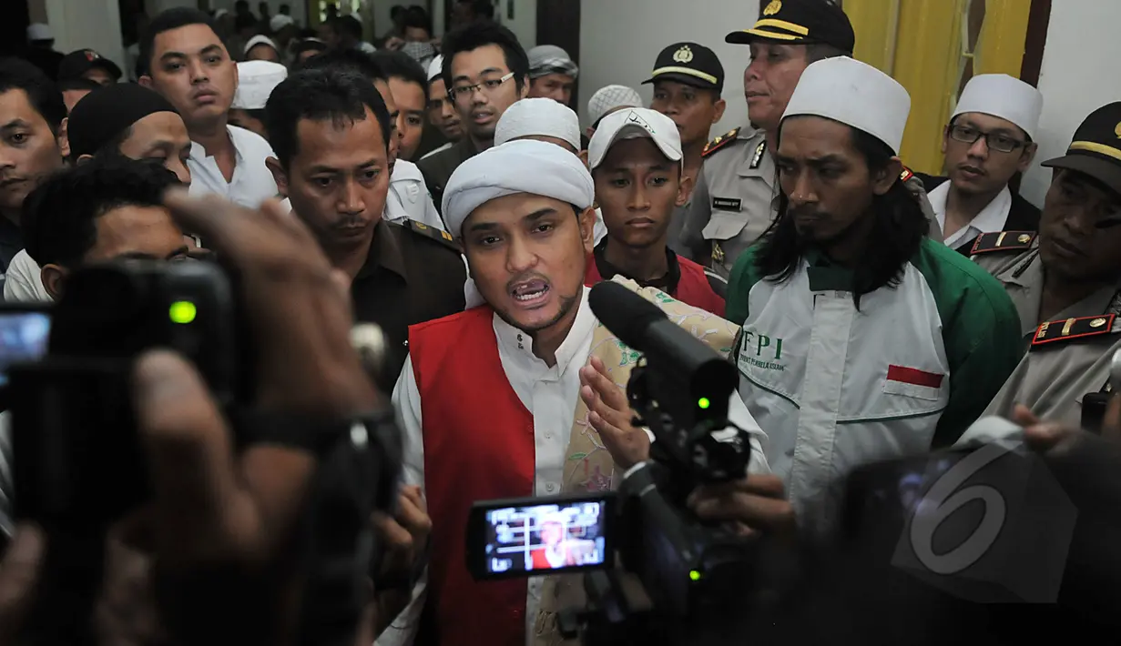 Habib Novel memberikan keterangan pers usai sidang vonis di PN Jakarta Pusat, Senin (6/4/2015). Habib Shahabuddin dan Habib Novel divonis hakim 7 bulan penjara. (Liputan6.com/Johan Tallo)