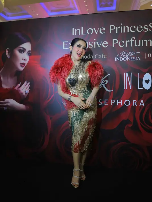 Hasrat berbinis nampaknya memang sedang membara di diri Syahrini. Sebelum merilis produk parfumnya ini, Syahrini baru saja meresmikan outlet kuenya yang berlokasi di Bogor. (Nurwahyunan/Bintang.com)