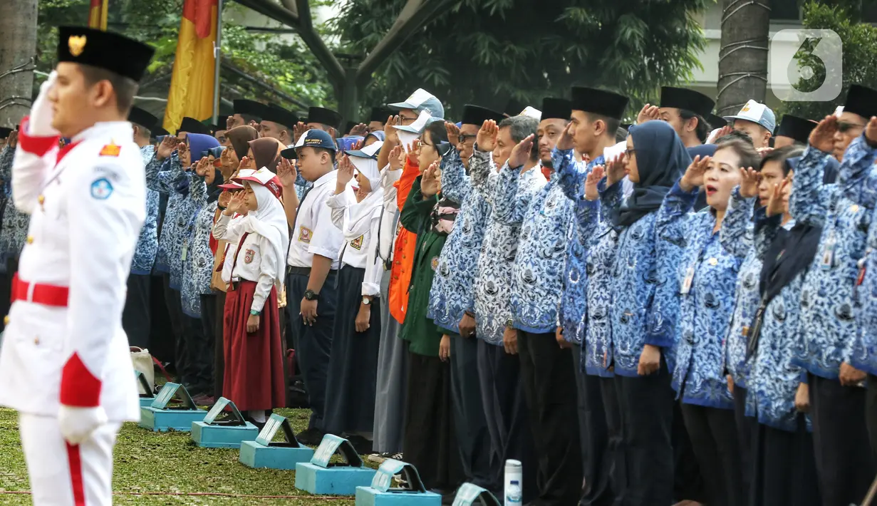 Sejumlah guru, mahasiswa dan siswa-siswi mengikuti Upacara Peringatan HUT PGRI ke-74 dan Hari Guru Nasional 2019 di Kemendikbud, Jakarta, Senin (25/11/2019). (Liputan6.com/Johan Tallo)