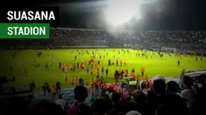Berita video suasana saat suporter masuk ke lapangan pada laga Arema FC vs Persib Bandung, pekan keempat Gojek Liga 1 2018 bersama Bukalapak di Stadion Kanjuruhan, Kabupaten Malang, Minggu (15/4/2018).
