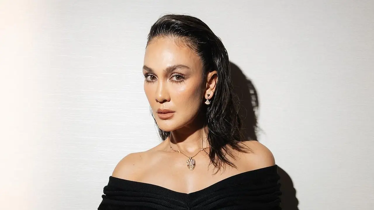 Intip deretan outfit mewah Luna Maya