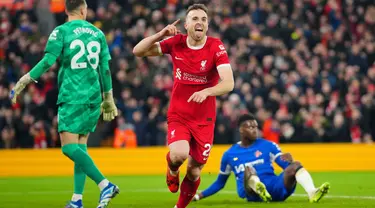 Pemain Liverpool Diogo Jota melakukan selebrasi setelah mencetak gol pertama timnya saat pertandingan sepak bola Liga Premier Inggris melawan Chelsea, di Stadion Anfield, Liverpool, Inggris, Rabu, 31 Januari 2024. (AP Photo/Jon Super)