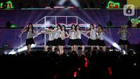 Kelompok penyanyi JKT48 saat tampil di panggung JISPHORIA yang digelar di Jakarta International Stadium (JIS), Sabtu (1/10/2022). JKT48 tampil enerjik membawakan sejumlah lagu untuk memuaskan dahaga penggemarnya. (Liputan6.com/Helmi Fithriansyah)