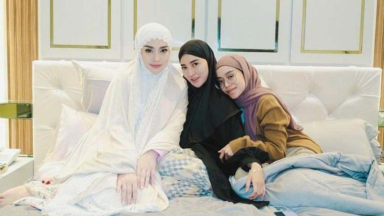 Ummi Pipik juga mendoakan agar Celine terus istiqamah belajar tentang Islam.<br>