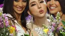 Sebagai pemilik kontes Miss Universe perempuan pertama, Anne bisa tampil sedekat ini dengan selfie. [annejkn.official]