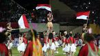 Penari mengibarkan bendera Merah-Putih saat acara pembukaan Torabika Soccer Championship 2016 di Stadion Mandala, Jayapura, Papua, Jumat (29/4/2016). (Bola.com/Nicklas Hanoatubun)