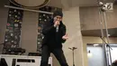 Aksi Anji saat peluncuran CD album resmi Asian Games 2018 yang berjudul 'Energy of Asia' di kawasan Jakarta, Kamis (19/7). Album 'Energy of Asia' berisikan 13 lagu. (Liputan6.com/Faizal Fanani)