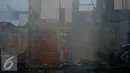 Petugas pemadam kebakaran berusaha memadamkan api yang membakar pemukiman di kawasan padat penduduk Bukit Duri, Jakarta, Selasa (23/2). Hingga kini penyebab kebakaran masih dalam penyelidikan pihak terkait. (Liputan6.com/Gempur M Surya)