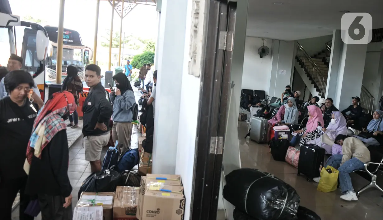 Calon penumpang menunggu jadwal keberangkatan bus antarkota antarprovinsi (AKAP) di Terminal Jatijajar, Depok, Jawa Barat, Minggu (16/4/2023). (merdeka.com/Iqbal S Nugroho)