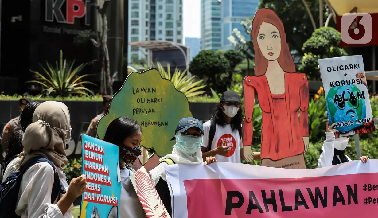 Aktivis yang tergabung dalam gerakan #BersihkanIndonesia melakukan aksi damai di depan Gedung KPK Merah Putih, Jakarta, Selasa (9/11/2021). Aksi tersebut dilakukan dalam rangka menyambut Hari Pahlawan yang diperingati setiap tanggal 10 November. (Liputan6.com/JohanTallo)