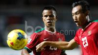 Pemain Indonesia, Manahati Lestusen (kiri) dan Hansamu Yama Pranata, saat melawan Vietnam dalam laga leg pertama semifinal Piala AFF 2016 di Stadion Pakansari, Bogor, Sabtu (3/12/2016). (Bola.com/Peksi Cahyo)