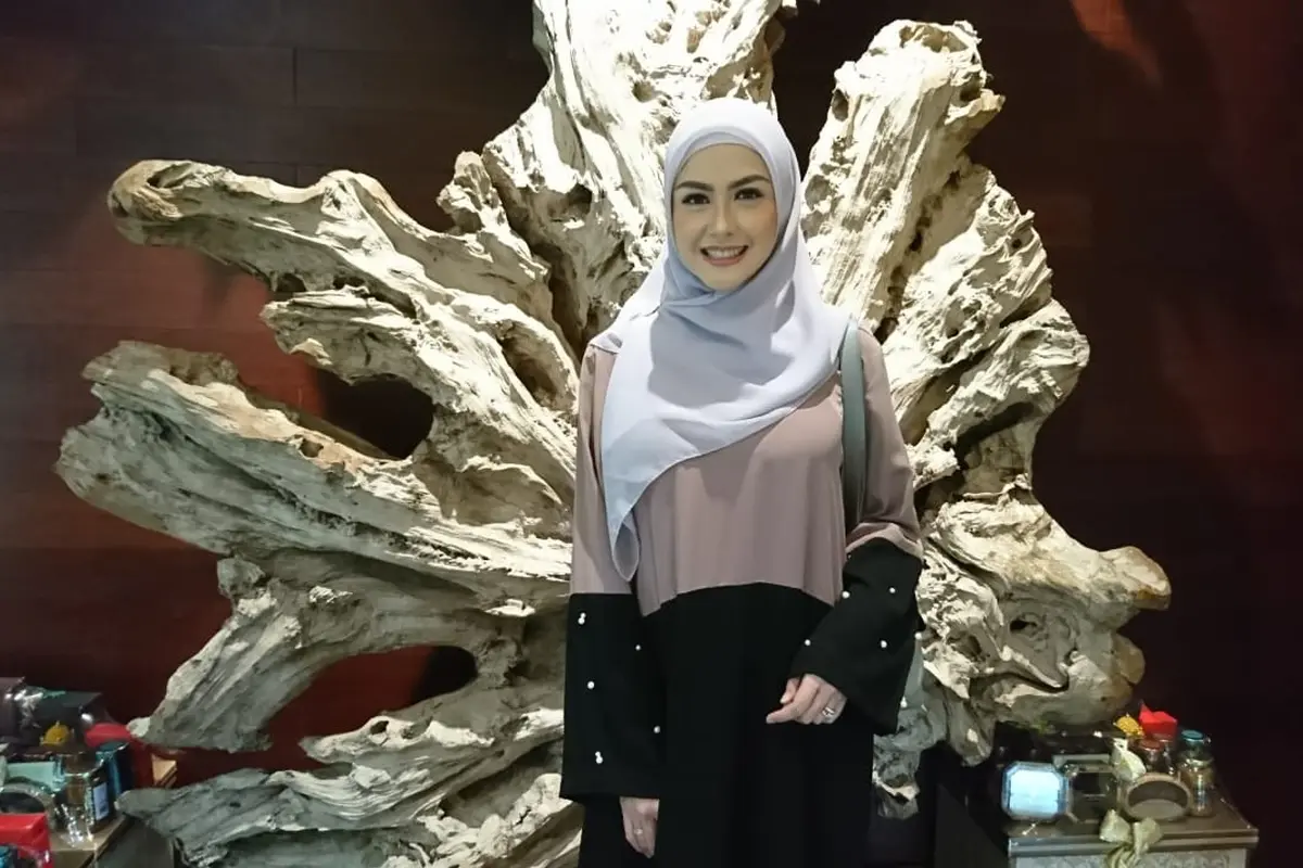Celoteh Revalina S Temat Merancang Hijab Bertabur Swarovski