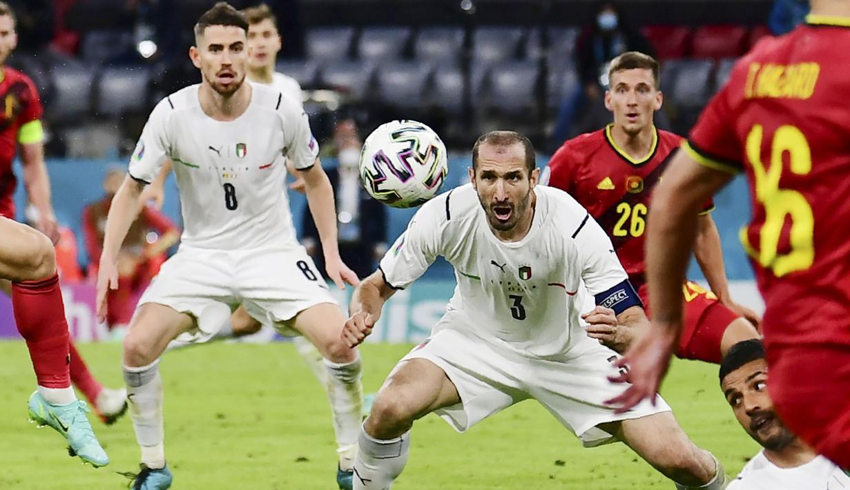 Giorgio Chiellini - Pemain veteran Timnas Italia ini benar-benar menjadi momok bagi barisan penyerang Belgia. Tampil disiplin dan tak kenal kompromi membuat Romelu Lukaku dan kawan-kawan mati kutu. (Philipp Guelland, Pool Photo via AP)