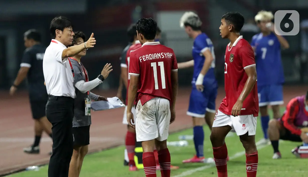 Pelatih Timnas Indonesia U-19, Shin Tae Yong (kiri) memberi arahan pada pemainnya saat melawan Filipina U-19 pada lanjutan penyisihan grup A Piala AFF U-19 2022 di Stadion Patriot Candrabhaga, Bekasi, Jawa Barat, Jumat (8/7/2022). Laga berakhir dengan keunggulan Timnas Indonesia U-19 dengan skor 5-1. (Liputan6.com/Helmi Fithriansyah)