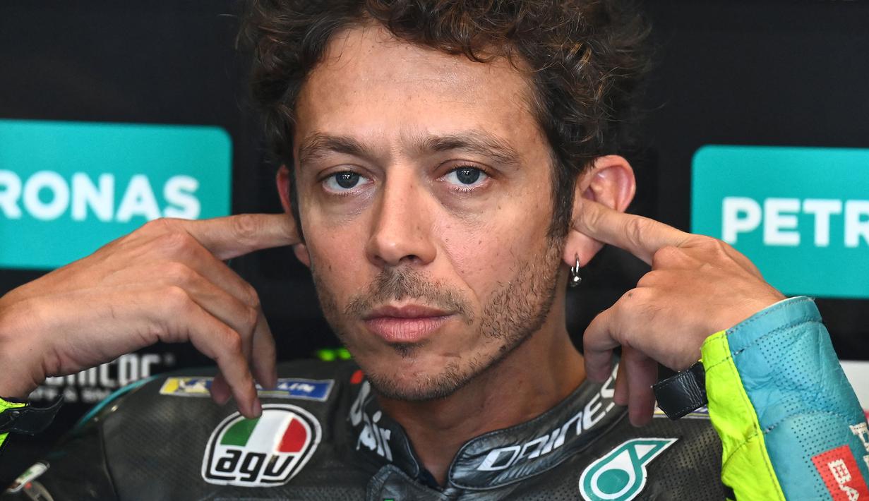 Keputusan VR46 merupakan akhir dari perjalanannya di dunia balap selama 26 tahun. Pebalap 42 tahun itu tercatat telah mengoleksi 115 kemenangan dan 199 kali naik podium, serta menjadi juara dunia sebanyak sembilan kali. (Foto: AFP/Joe Klamar)