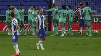 Para pemain Real Madrid merayakan gol Casemiro ke gawang Espanyol pada pertandingan La Liga Spanyol di Stadion Cornella-El Prat, Barcelona, Spanyol, Minggu (28/6/2020). Real Madrid menang 1-0 dan menggeser Barcelona dari puncak klasemen. (AP Photo/Joan Monfort)