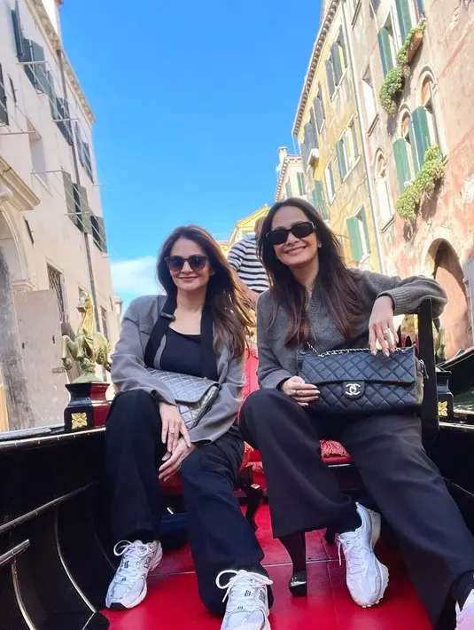 Naik perahu di Venice, Cut Tari dan Ersa Mayori kembali kompak dengan outfit monokrom [@cuttaryofficial]