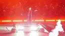Bintang rock Ozzy Osbourne tampil dalam upacara penutupan Commonwealth Games di Alexander Stadium, Birmingham, Inggris, 8 Agustus 2022. Rocker berusia 73 tahun ini tampil hanya dua bulan setelah operasi. (Mike Egerton/PA via AP)