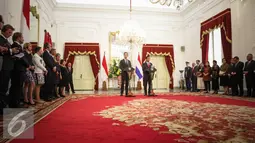 Jokowi bersama PM Belanda Mark Rutte memberikan pemaparan saat penandatangan MoU di Istana Merdeka, Jakarta, Rabu (23/11). Penyerahan keris tersebut sebagai simbolisasi dalam rangka mengembalikan 1.500 artefak milik Indonesia. (Liputan6.com/Faizal Fanani)