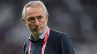 Pelatih Bert van Marwijk dipercaya menukangi Timnas Uni Emirat Arab sejak 2019. (AFP/Karim Jaafar)