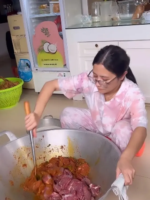 Prilly Latuconsina Masak Besar (Instagram/prillylatuconsina96)