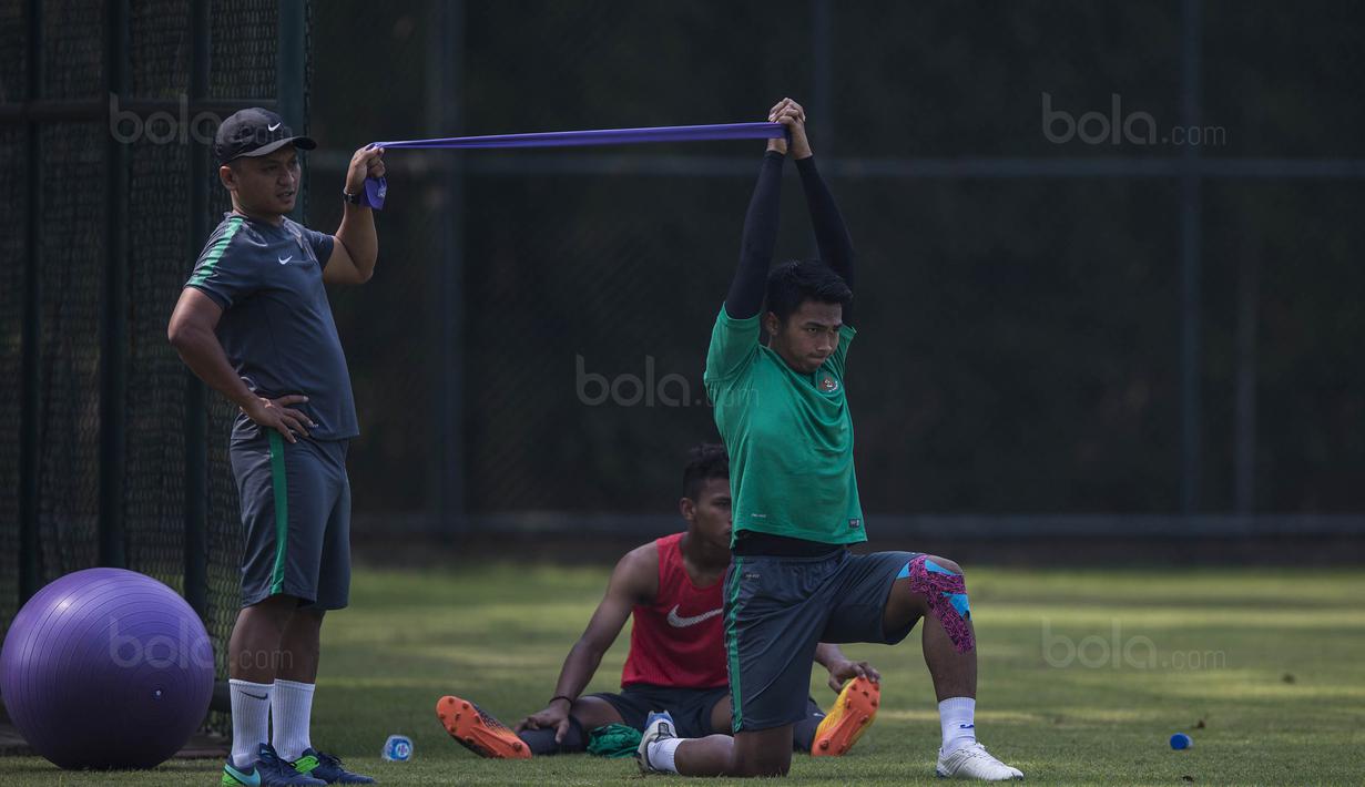 Bek Timnas Indonesia U-22, Bagas Adi Nugroho, latihan terpisah di Lapangan SPH Karawaci, Banten, Kamis (10/8/2017). Latihan dilakukan sebagai persiapan jelang SEA Games 2017 Malaysia. (Bola.com/Vitalis Yogi Trisna)