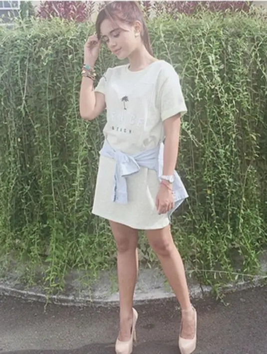 Tak sedikit pengguna instagram yang memberikan pujian kepada wanita yang terkenal dengan `Nom Nom Gowes`nya itu. "Mirip bgttt Selena gomez," tulis @aurell_tasya. (Via Instagram/@audimarissa)