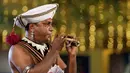 Seorang musisi tradisional tampil pada Festival Navam Perahera di Kolombo, Sri Lanka, 15 Februari 2022. Biksu, penari, pemusik, dan lainnya berpartisipasi dalam perayaan di Kuil Gangaramaya yang terkenal, salah satu destinasi wisata turis di Kolombo. (AP Photo/Eranga Jayawardena)