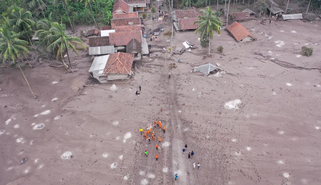 Tim SAR melakukan operasi pencarian orang hilang menyusul erupsi Gunung Semeru di desa Sumberwuluh, Lumajang, Jawa Timur, Senin (6/12/2021). Berdasarkan laporan Badan Nasional Penanggulangan Bencana (BNPB), jumlah korban meninggal sampai Minggu sore berjumlah 14 orang. (ADEK BERRY/AFP)